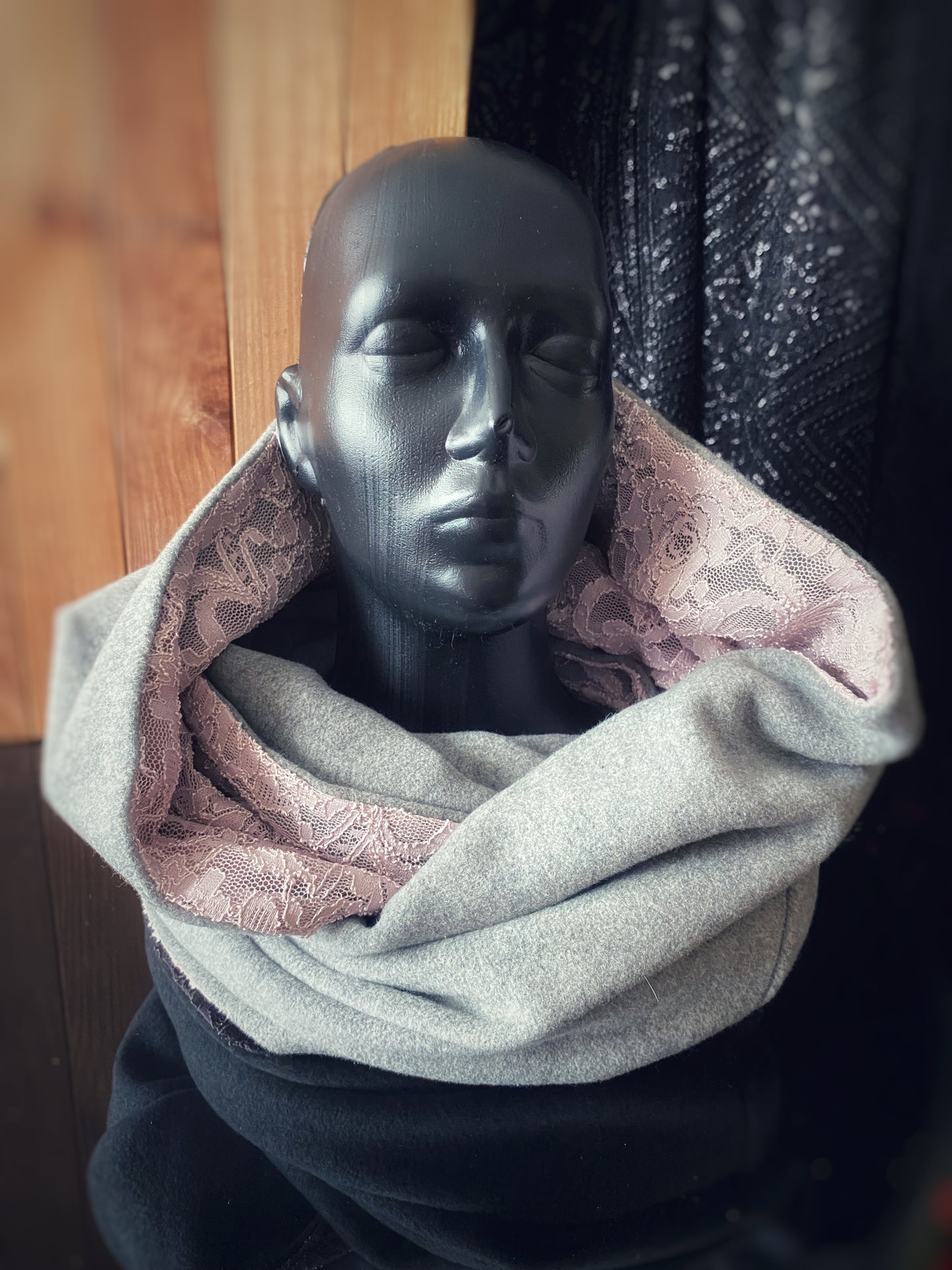 Apaļšalle no bieza, pelēka pusvilnas auduma ar rozā mežģīni