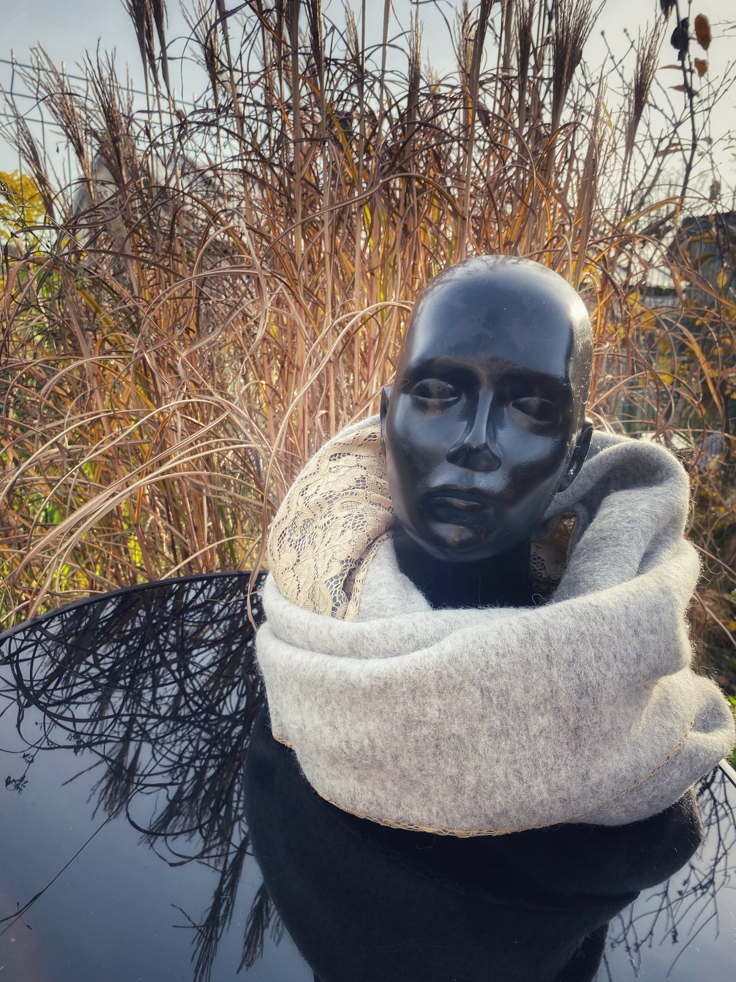 Apaļšalle no pelēka pusvilnas mēteļauduma ar tumši bēšu mežģīni