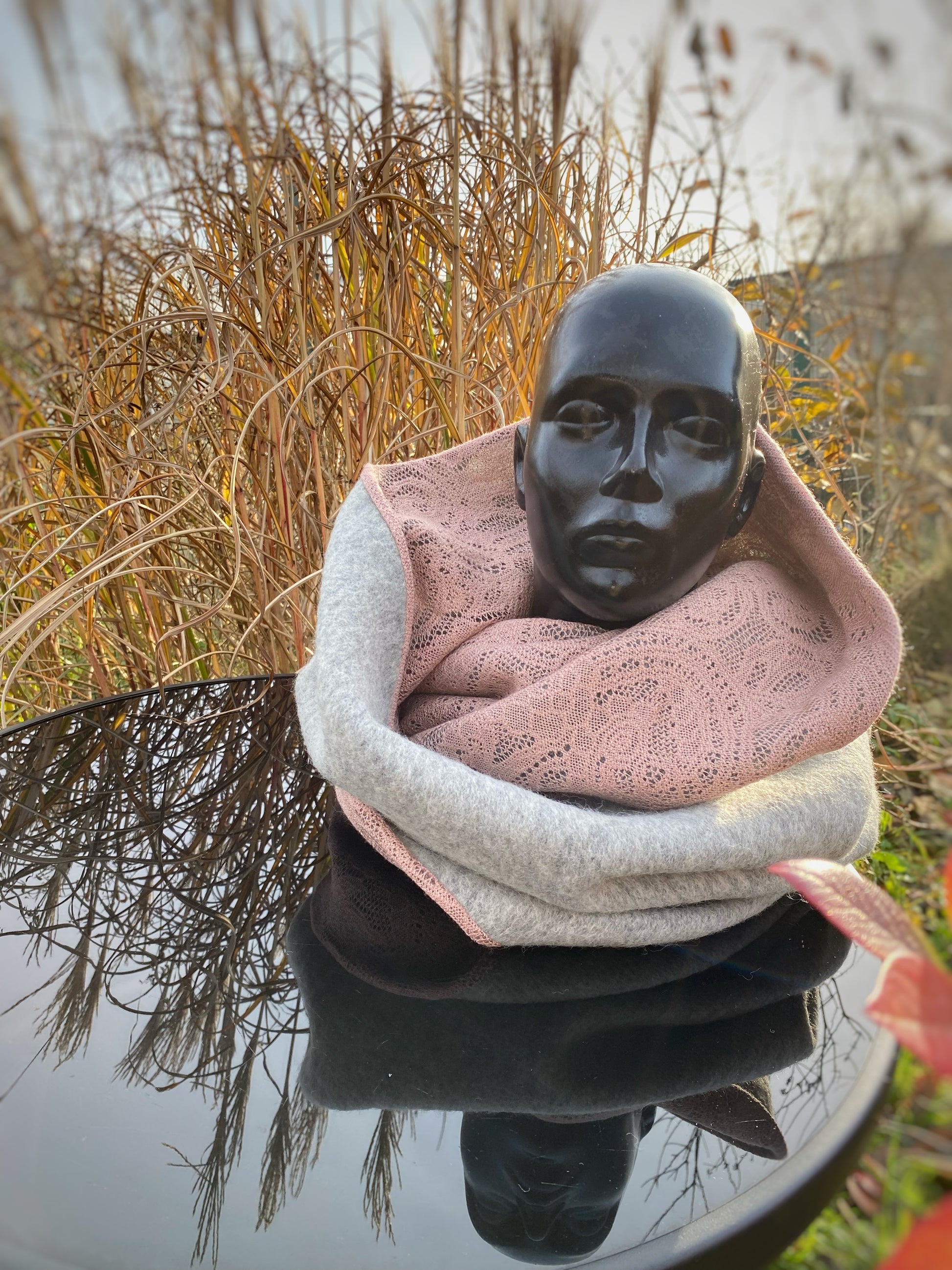 Apaļšalle no pelēka pusvilnas mēteļauduma ar vecrozā mežģīni