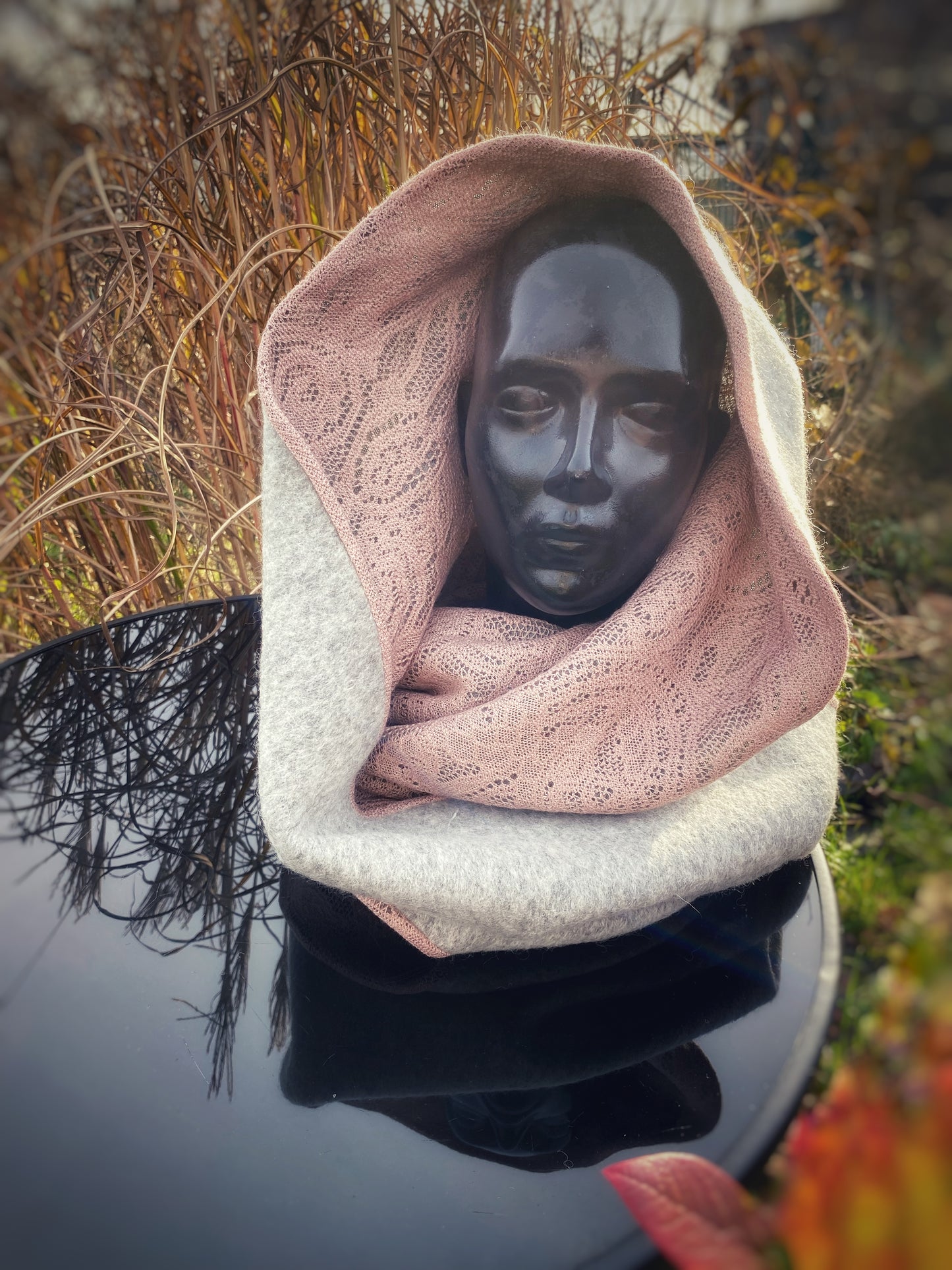 Apaļšalle no pelēka pusvilnas mēteļauduma ar vecrozā mežģīni