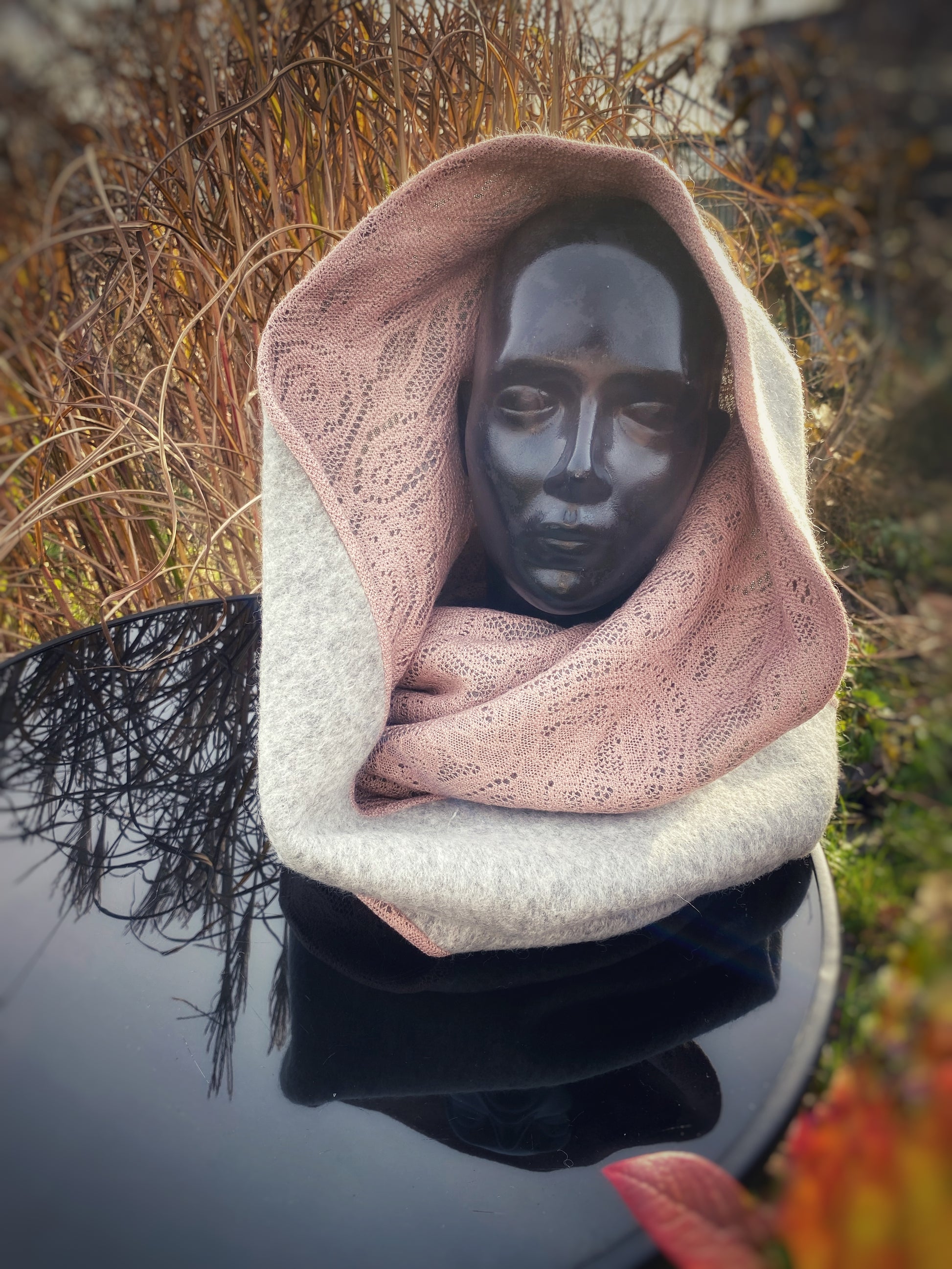 Apaļšalle no pelēka pusvilnas mēteļauduma ar vecrozā mežģīni