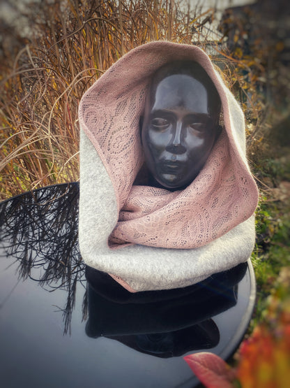 Apaļšalle no pelēka pusvilnas mēteļauduma ar vecrozā mežģīni