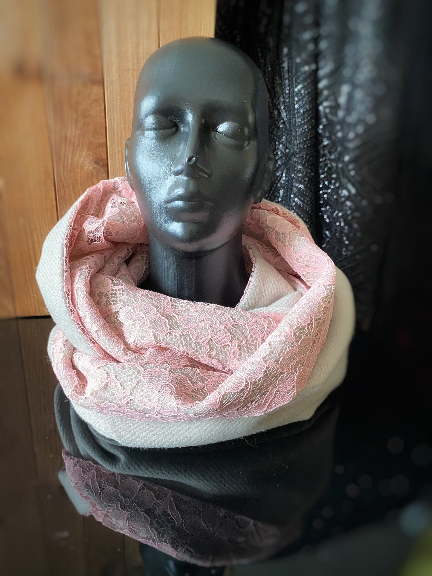 Apaļšalle no bieza, gaiši pelēka pusvilnas auduma ar rozā mežģīni