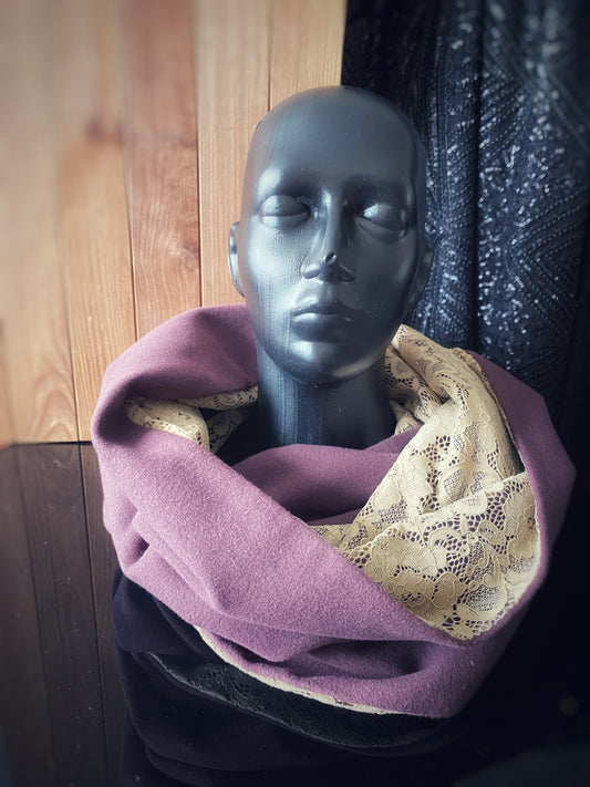 Apaļšalle no tumši violeta mēteļauduma ar tumši bēšu mežģīni