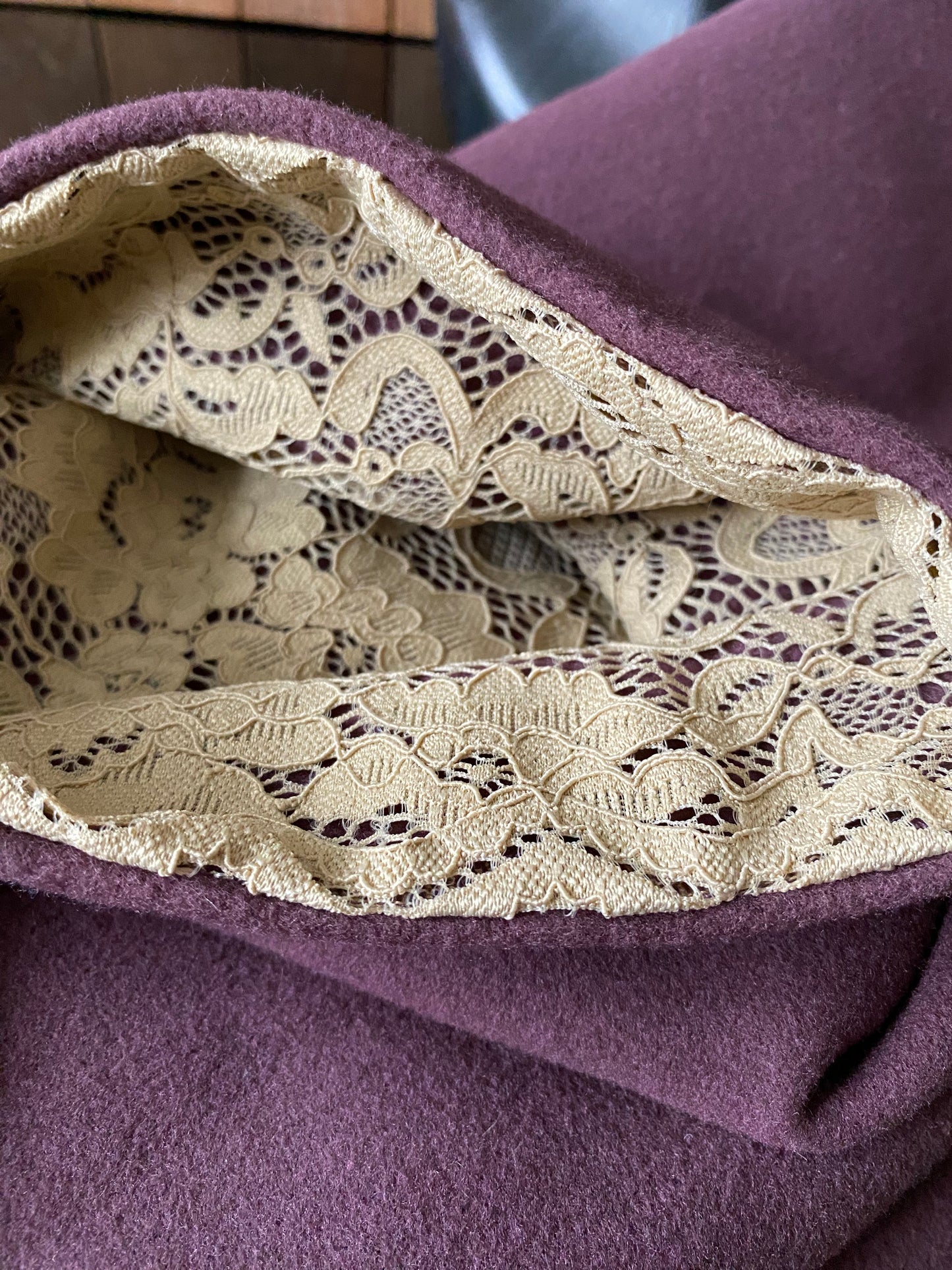 Apaļšalle no tumši violeta mēteļauduma ar tumši bēšu mežģīni