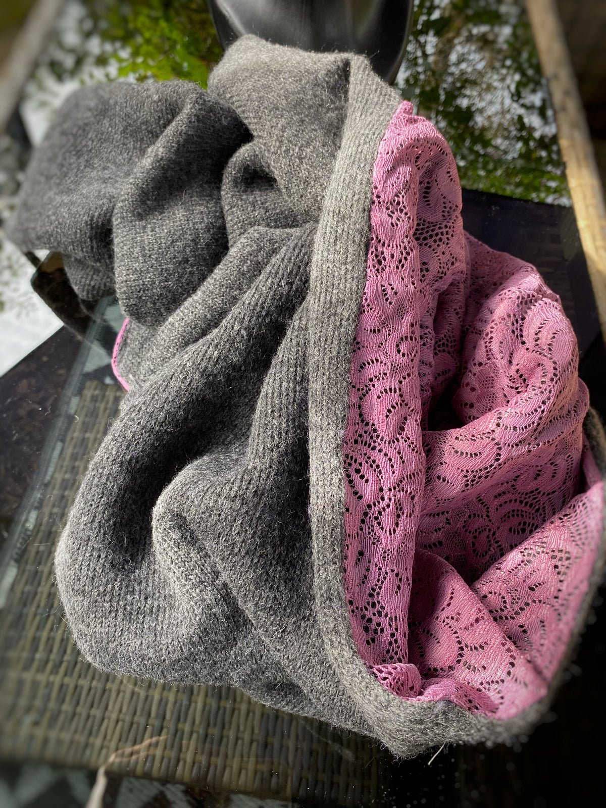 Violeta apaļšalle ar tumši pelēku adītu audumu