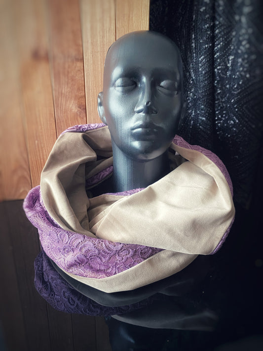 Apaļšalle no bieza bēša samta auduma ar violetu mežģīni