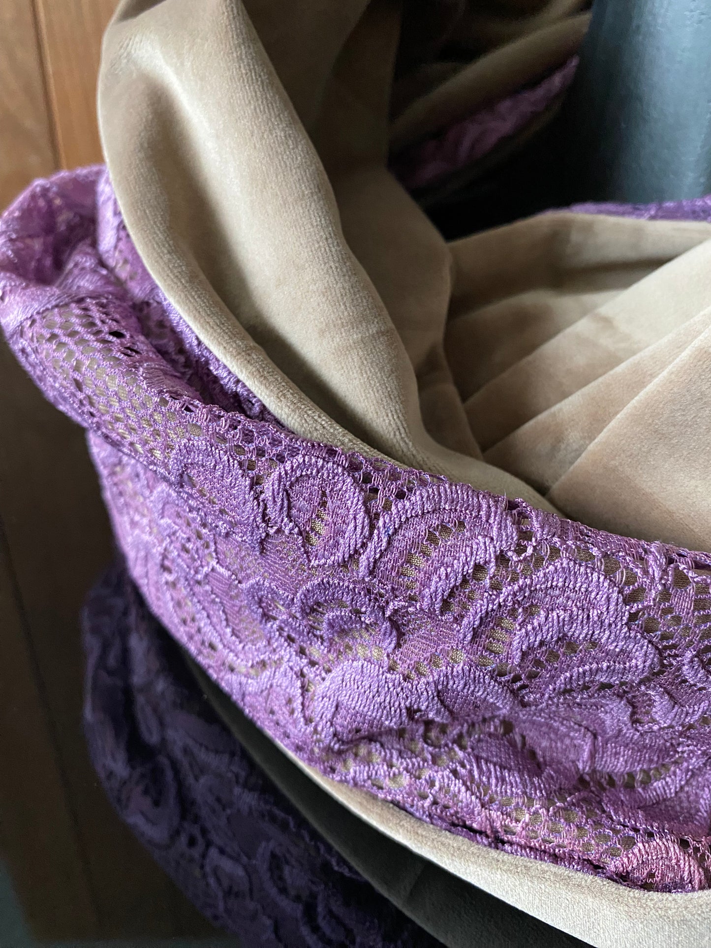 Apaļšalle no bieza bēša samta auduma ar violetu mežģīni