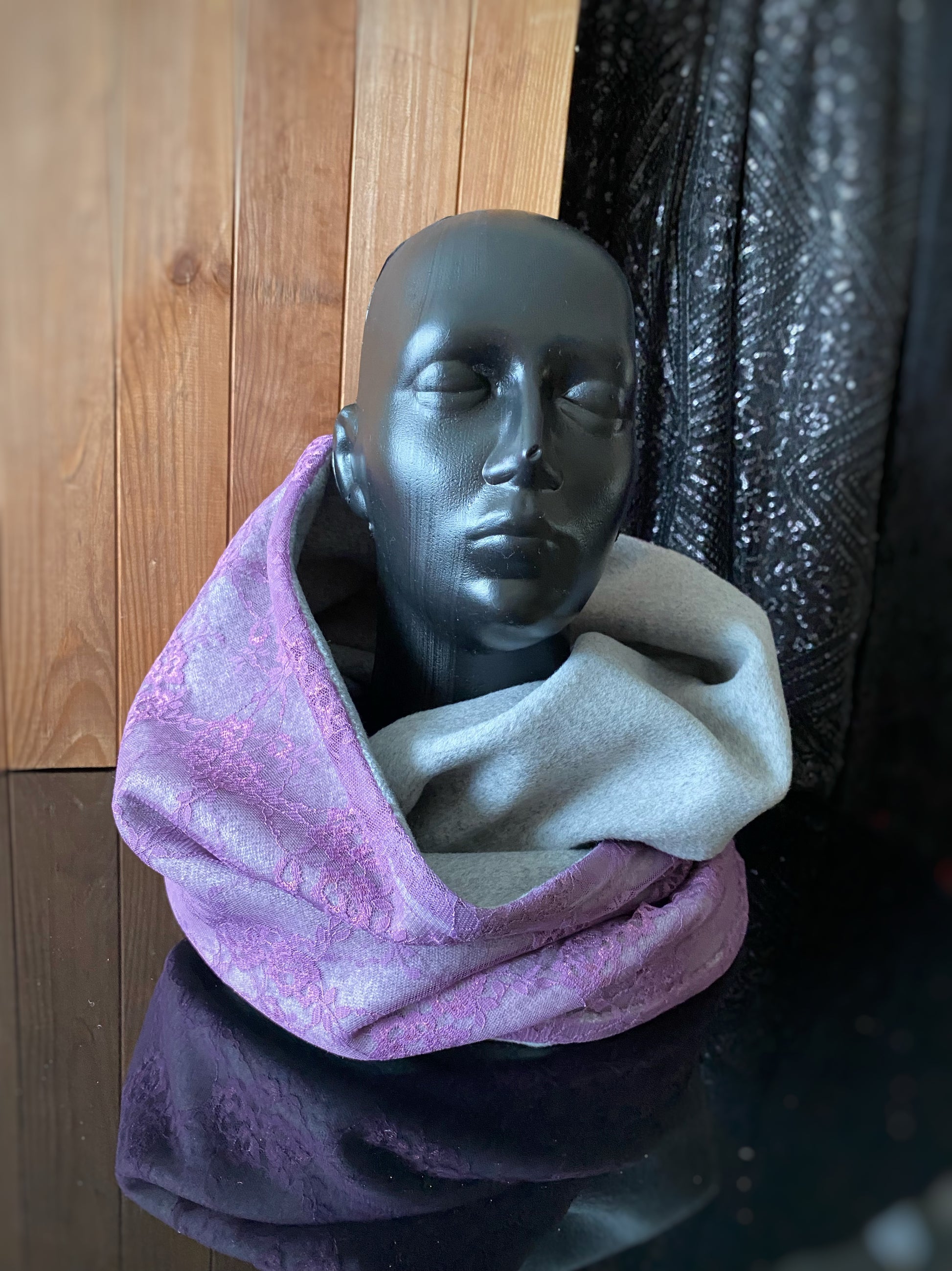 Apaļšalle no pelēka pusvilnas auduma ar violetu mežģīni