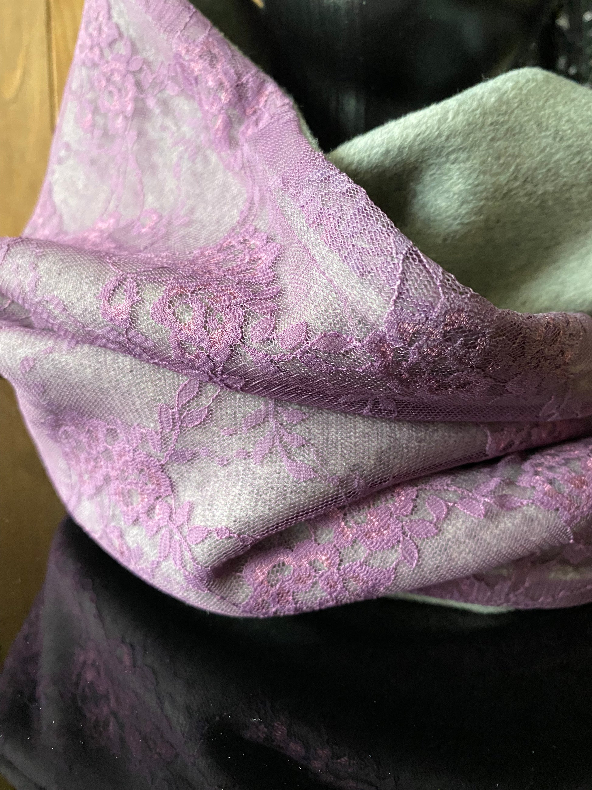 Apaļšalle no pelēka pusvilnas auduma ar violetu mežģīni