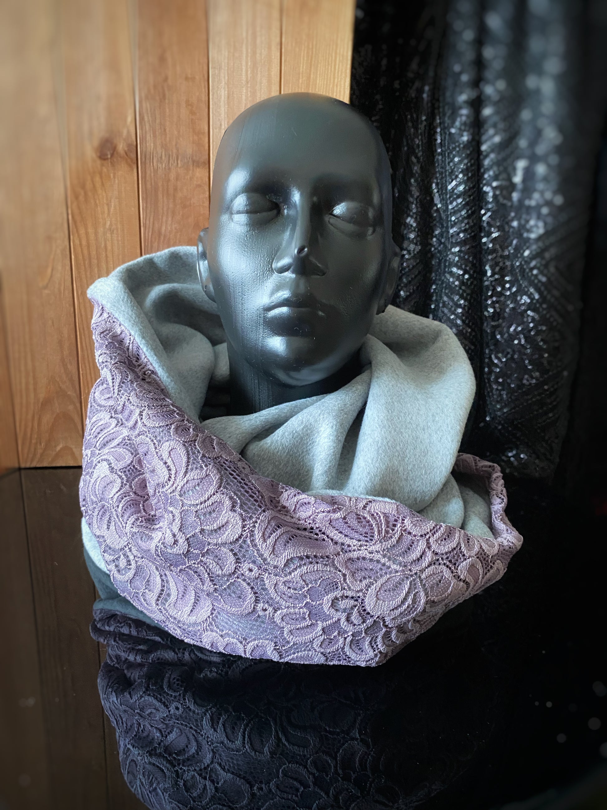 Apaļšalle no pelēka pusvilnas mēteļauduma ar violetu mežģīni