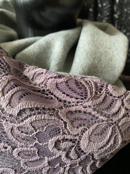 Apaļšalle no pelēka pusvilnas mēteļauduma ar violetu mežģīni