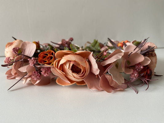 Ziedu vainadziņš, oranzīgi bēšos toņos, mazs apjoms