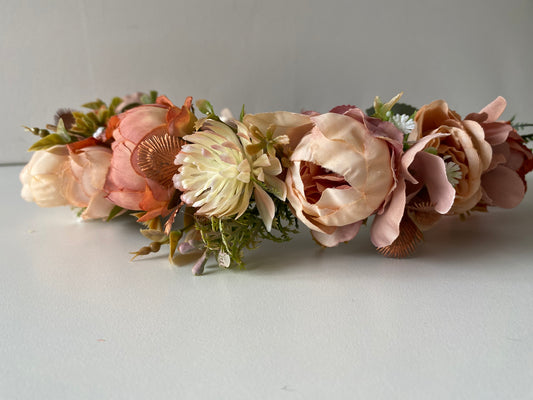 Ziedu vainadziņš, oranžīgi bēšos toņos, vidējs apjoms