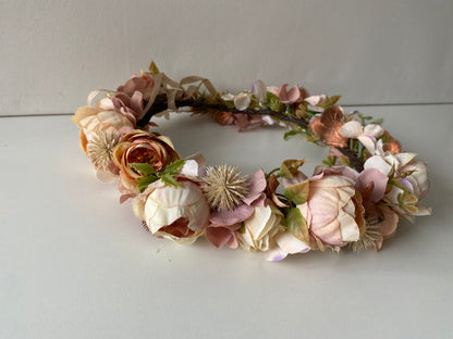 Ziedu vainadziņš, bēšos toņos, vidējs apjoms