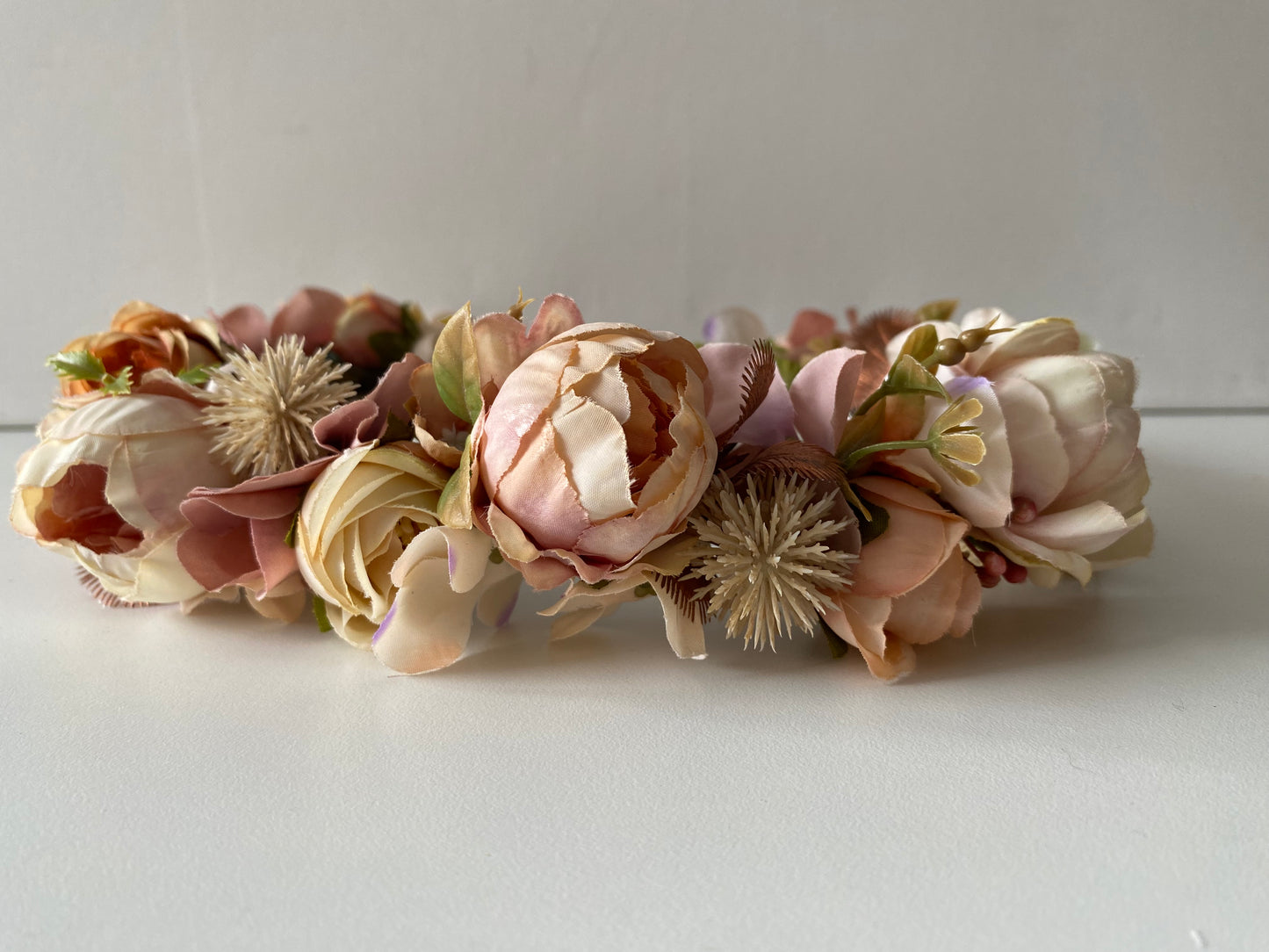 Ziedu vainadziņš, bēšos toņos, vidējs apjoms