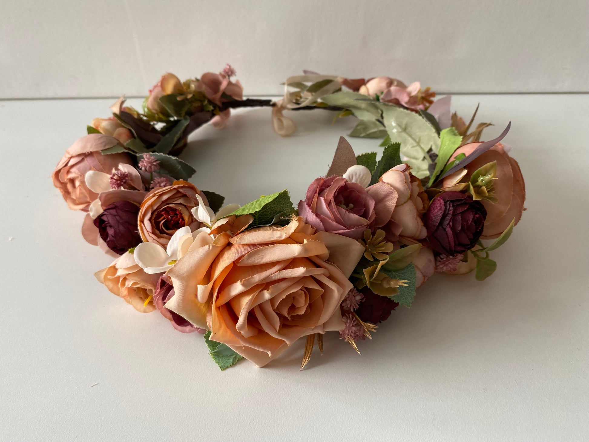 Ziedu vainadziņš oranžīgi bēšos toņos, vidējs apjoms