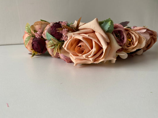 Ziedu vainadziņš oranžīgi bēšos toņos, vidējs apjoms