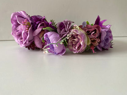 Ziedu vainadziņš violetos toņos, liels apjoms