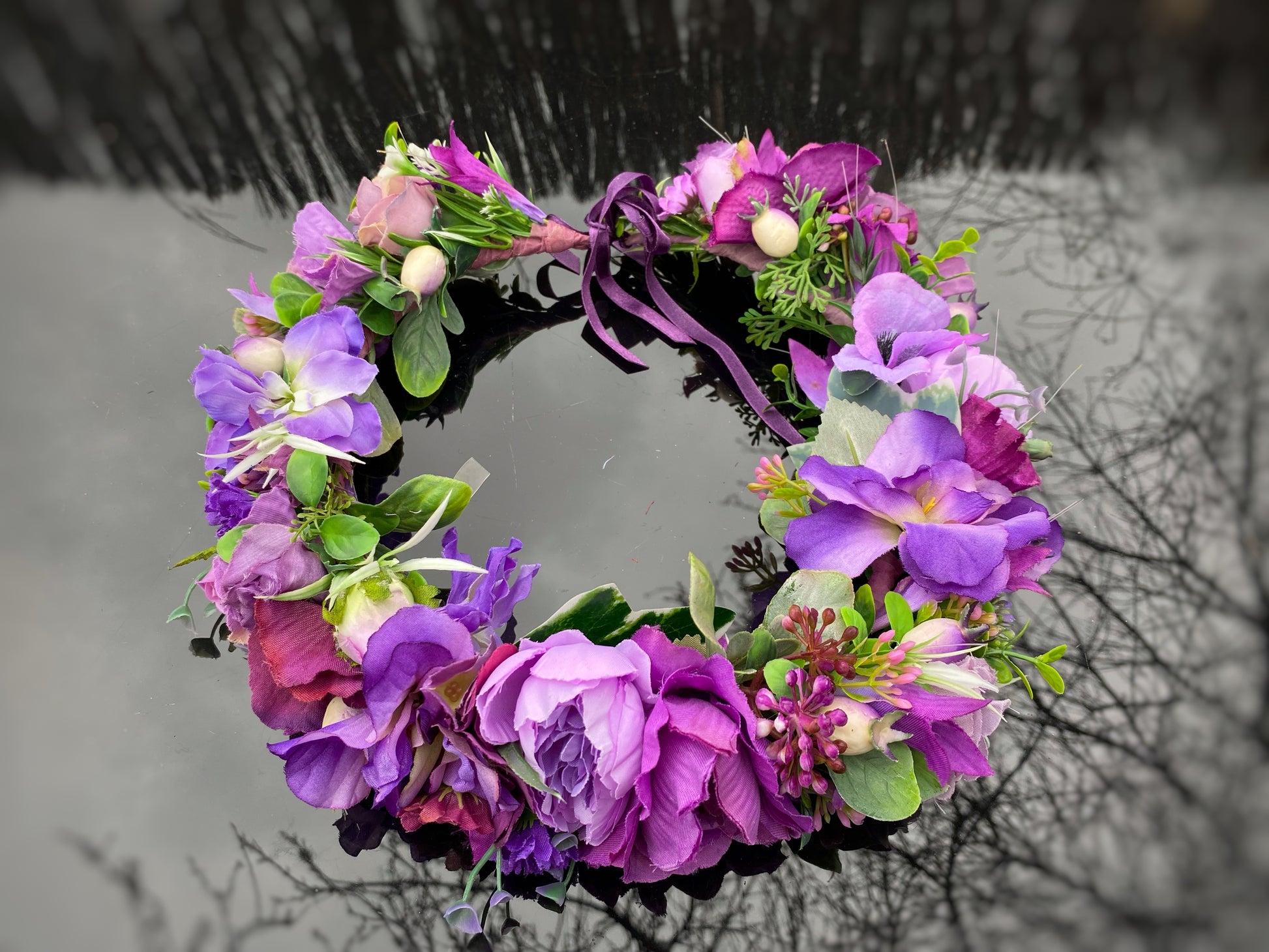 Auduma ziedu vainadziņš violetos toņos ar zaļumiem