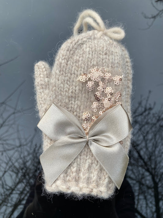 Bērnu cimdi bēšā krāsā no alpakas dzijasa ar atlasa banti un fliteru dekoru zelta krāsā