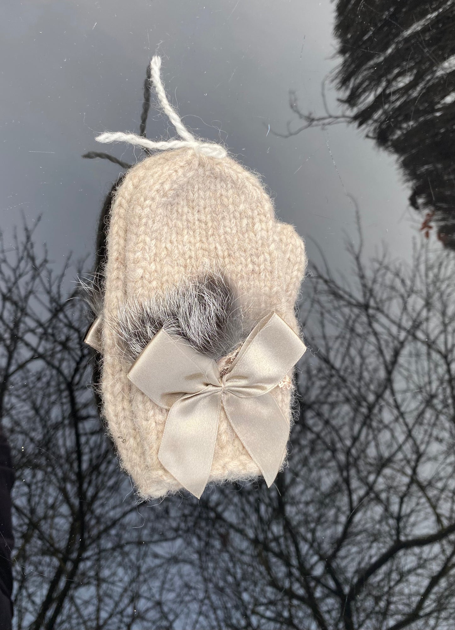 Bērnu cimdi bēšā krāsā no alpakas dzijasa ar atlasa banti un dabīgo kažokādu