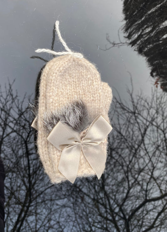 Bērnu cimdi bēšā krāsā no alpakas dzijasa ar atlasa banti un dabīgo kažokādu