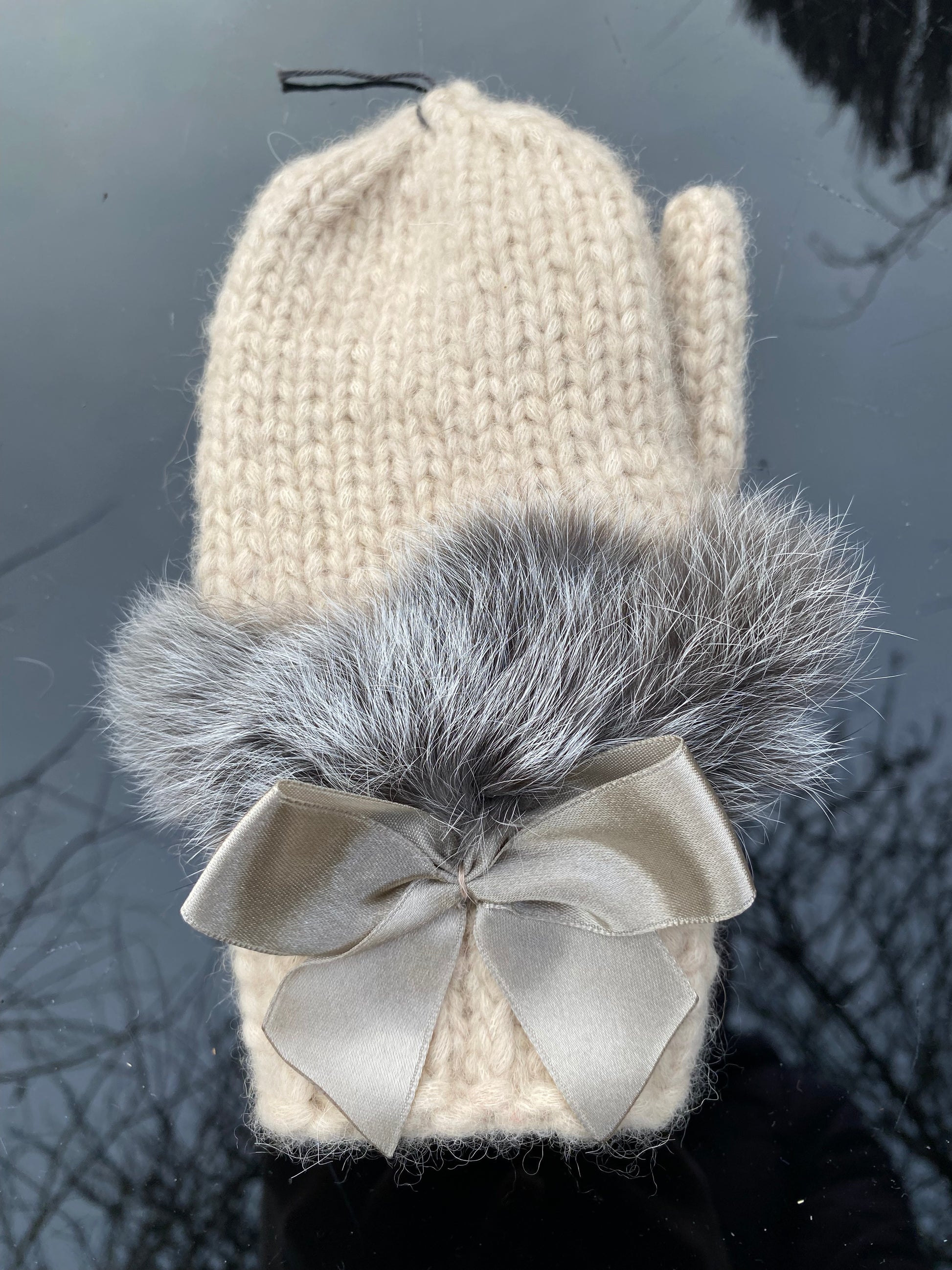 Bērnu cimdi bēšā krāsā no alpakas dzijasa ar atlasa banti un pelēku dabīgo kažokādu