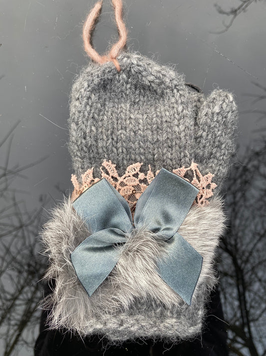 Bērnu cimdiņi, pelēki no alpakas dzijas ar  kažokādas dekoru