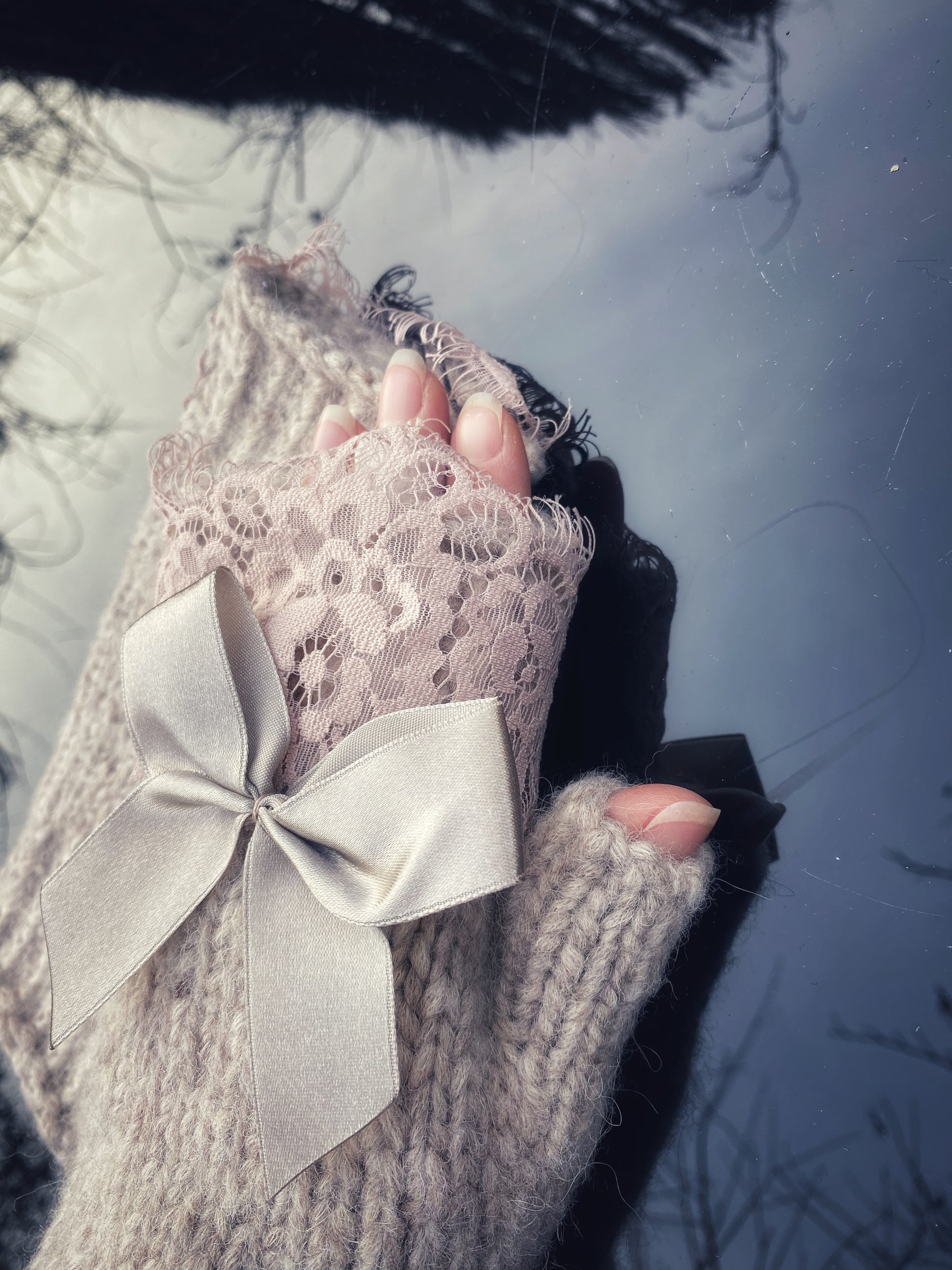 Pieaugušo puscimdiņi ar anatomisko īkšķi, no bēšas alpakas dzijas ar mežģīnes dekoru