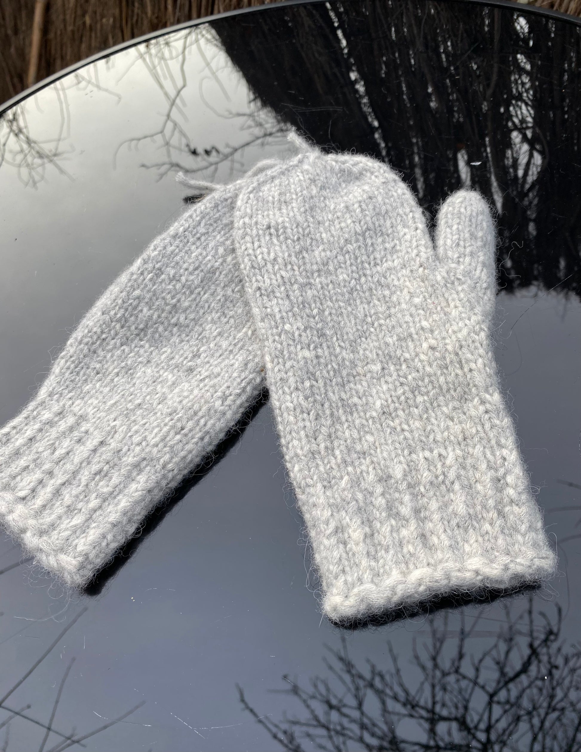 Klasiskie pieaugušo cimdiņi ar anatomisko īkšķi, gaiši pelēki no alpakas dzijas