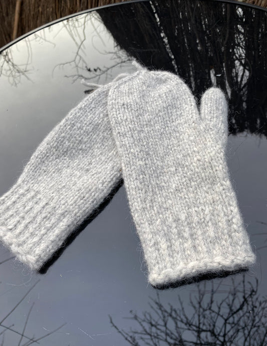 Klasiskie pieaugušo cimdiņi ar anatomisko īkšķi, gaiši pelēki no alpakas dzijas