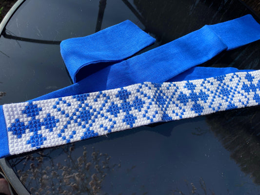 Krustdūrienā izšūta josta zilos toņos uz balta fona