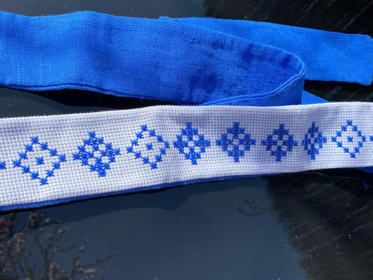Krustdūrienā izšūta josta zilos toņos uz balta fona