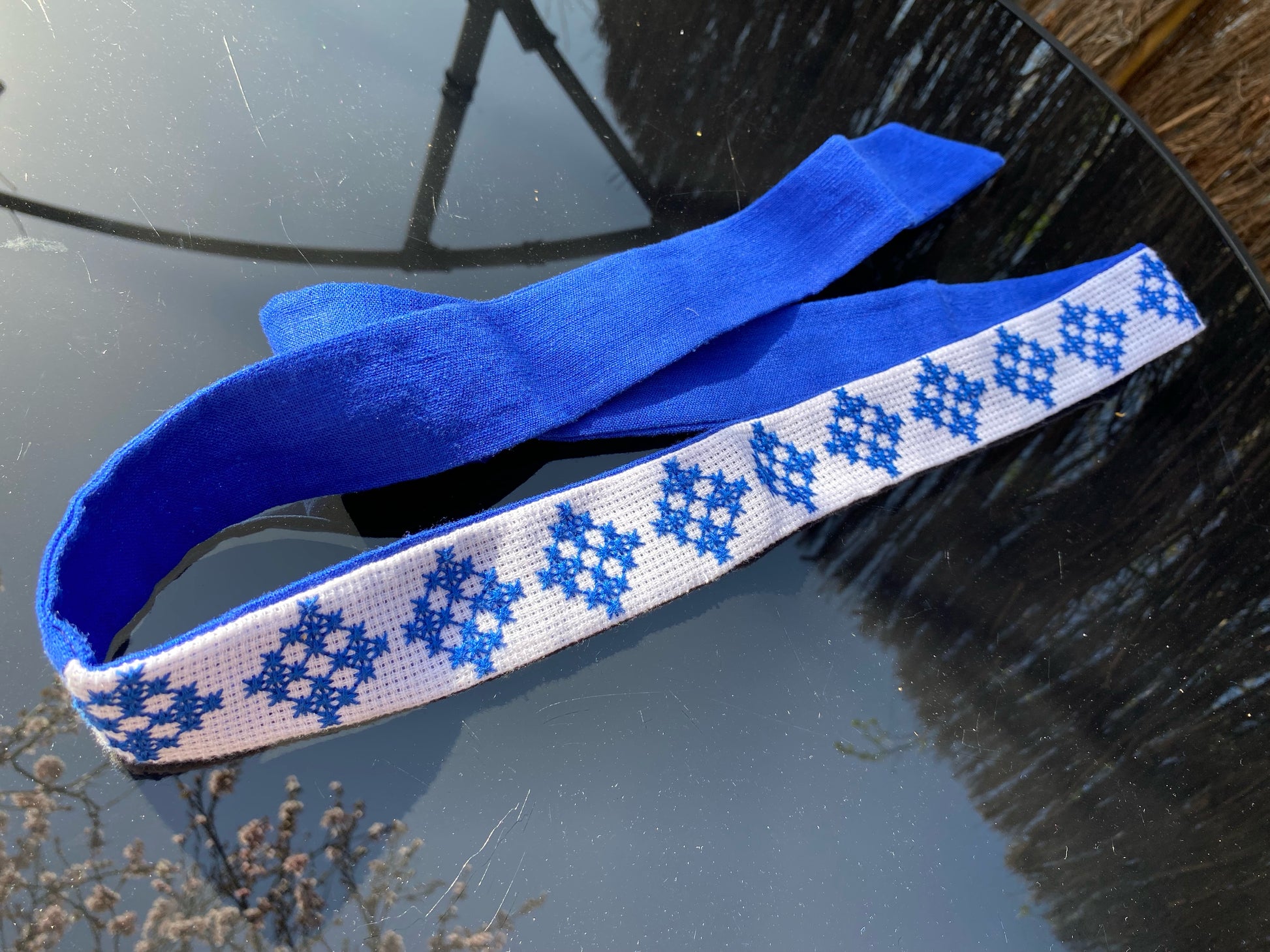 Krustdūrienā izšūta josta zilos toņos uz balta fona