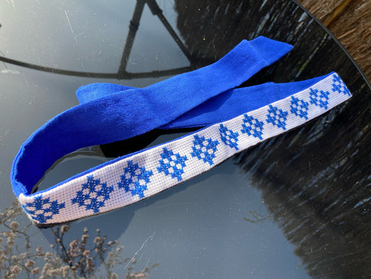 Krustdūrienā izšūta josta zilos toņos uz balta fona