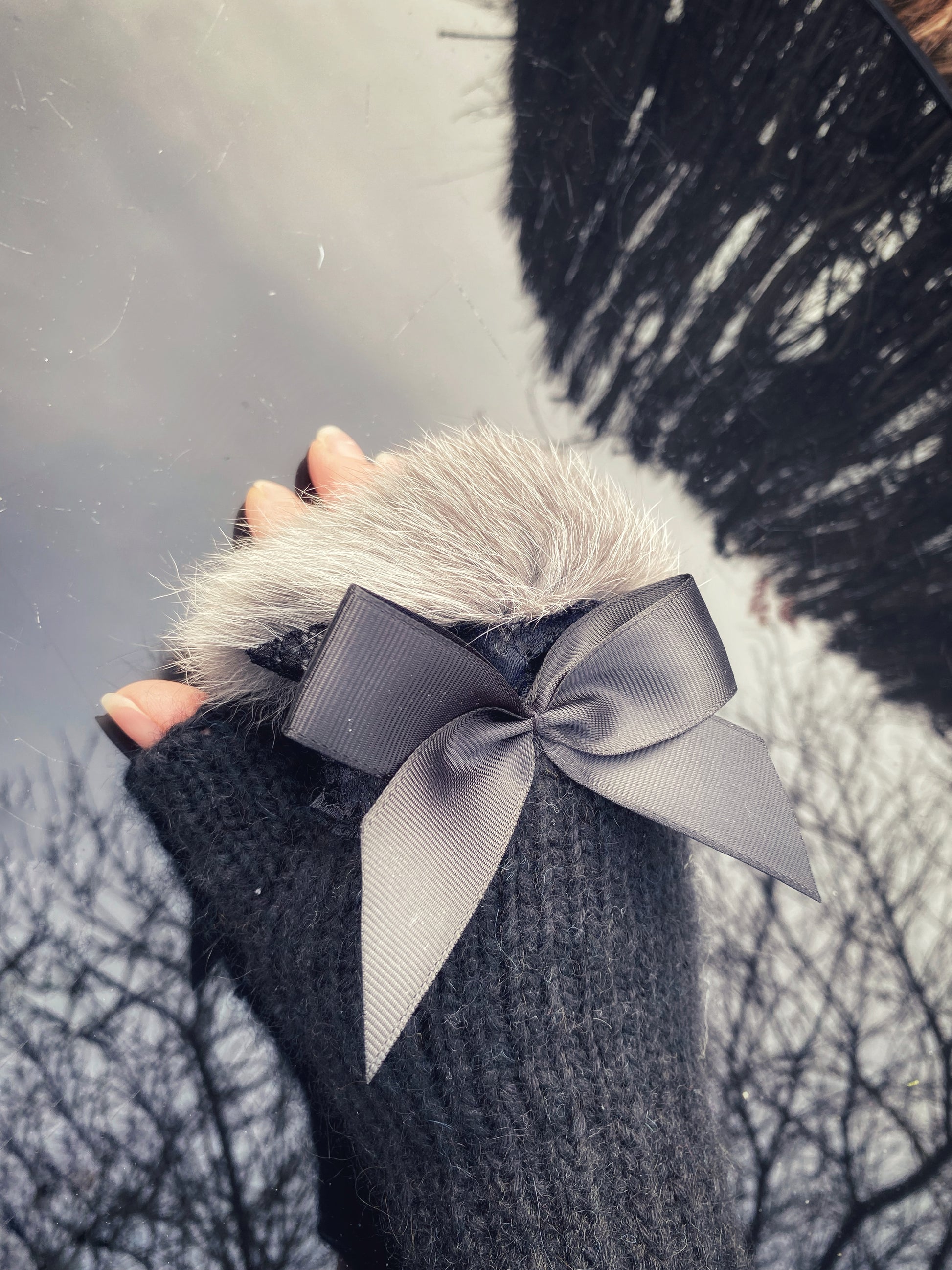 Pieaugušo cimdiņi ar anatomisko īkšķi, no melnas alpakas dzijas ar pelēku dabīgās kažokādas dekoru