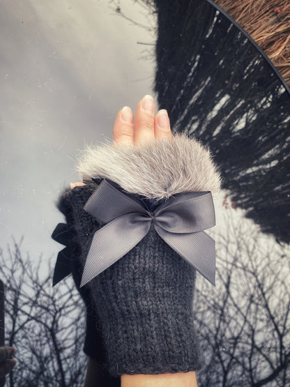 Pieaugušo cimdiņi ar anatomisko īkšķi, no melnas alpakas dzijas ar pelēku dabīgās kažokādas dekoru