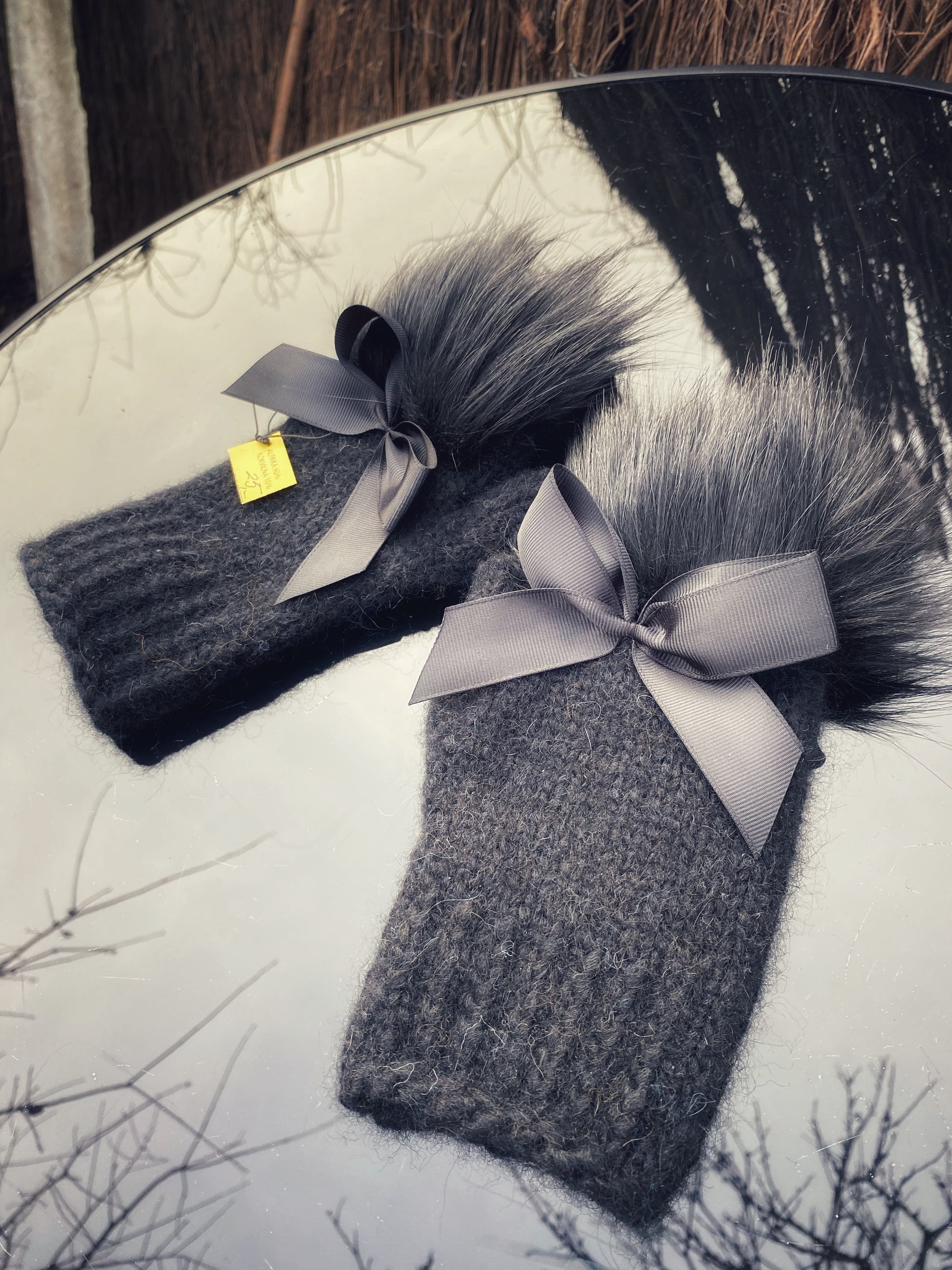 Pieaugušo puscimdiņi ar anatomisko īkšķi, no melnas alpakas dzijas ar mākslīgo kažokādu