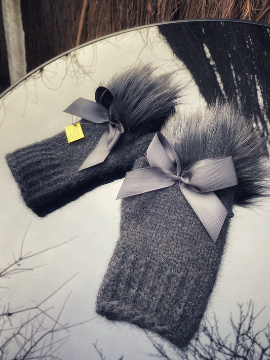 Pieaugušo puscimdiņi ar anatomisko īkšķi, no melnas alpakas dzijas ar mākslīgo kažokādu