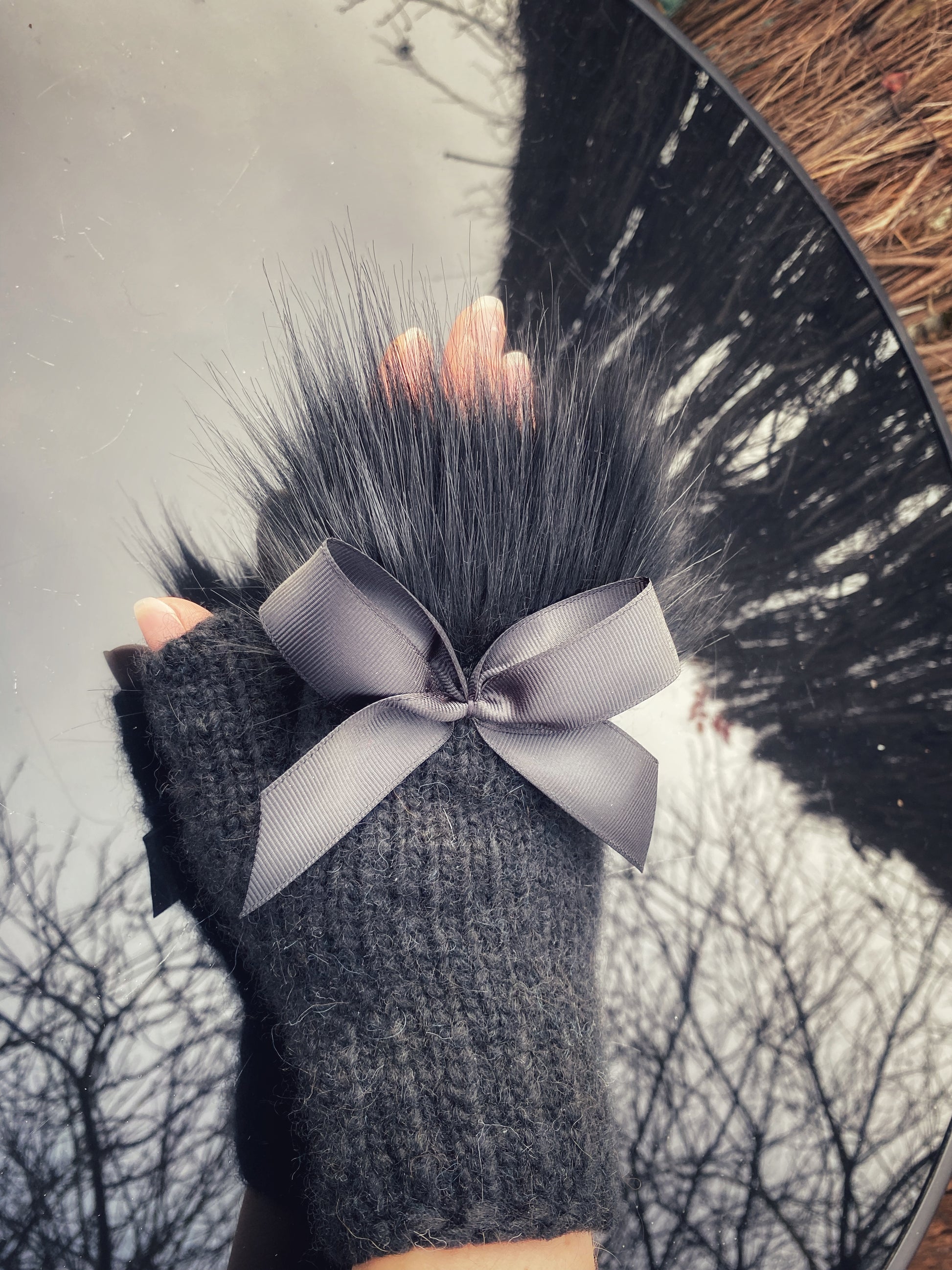 Pieaugušo puscimdiņi ar anatomisko īkšķi, no melnas alpakas dzijas ar mākslīgo kažokādu