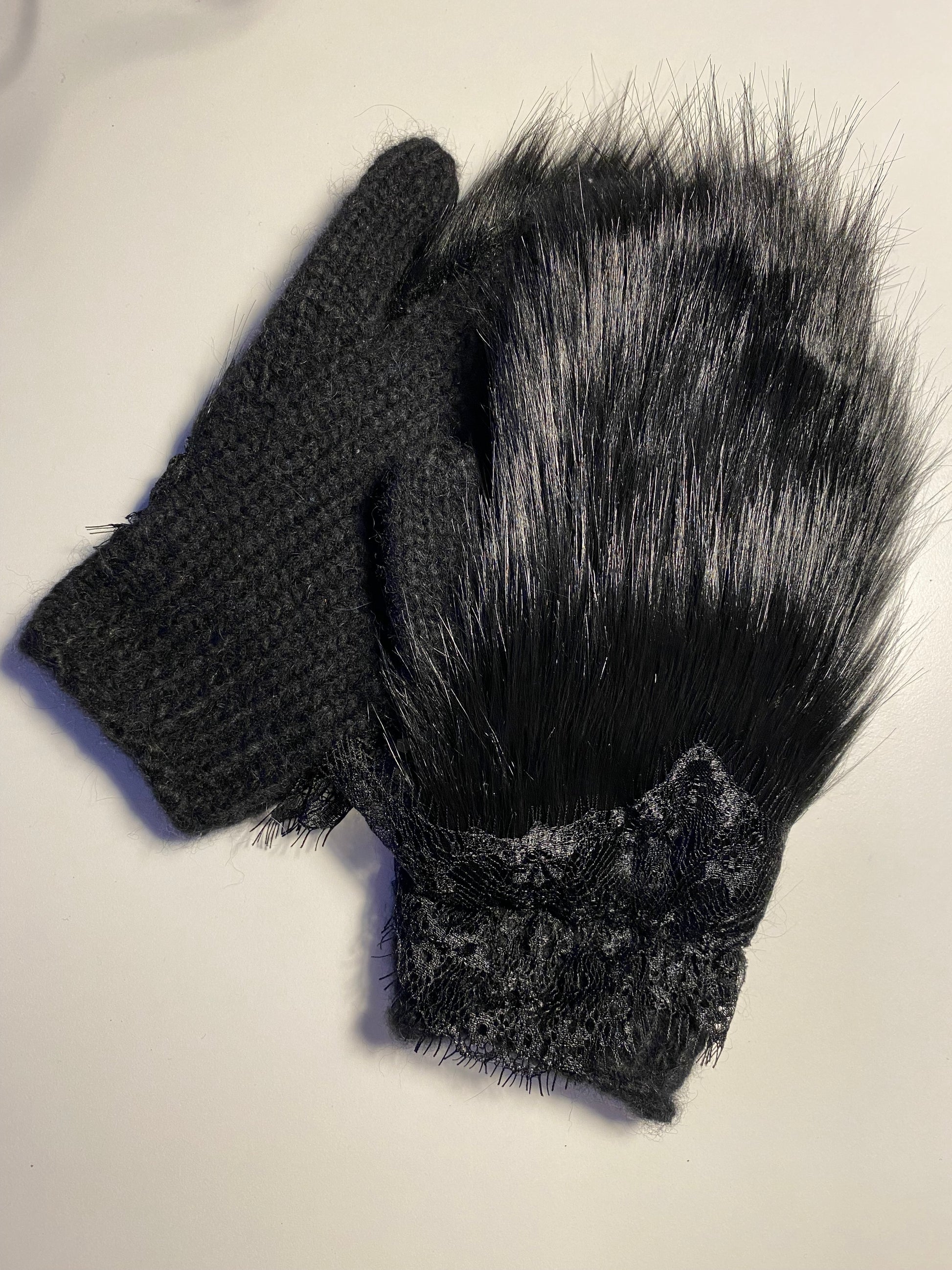 Klasiskie pieaugušo cimdiņi ar anatomisko īkšķi, no melnas alpakas dzijas ar mākslīgo kažokādu