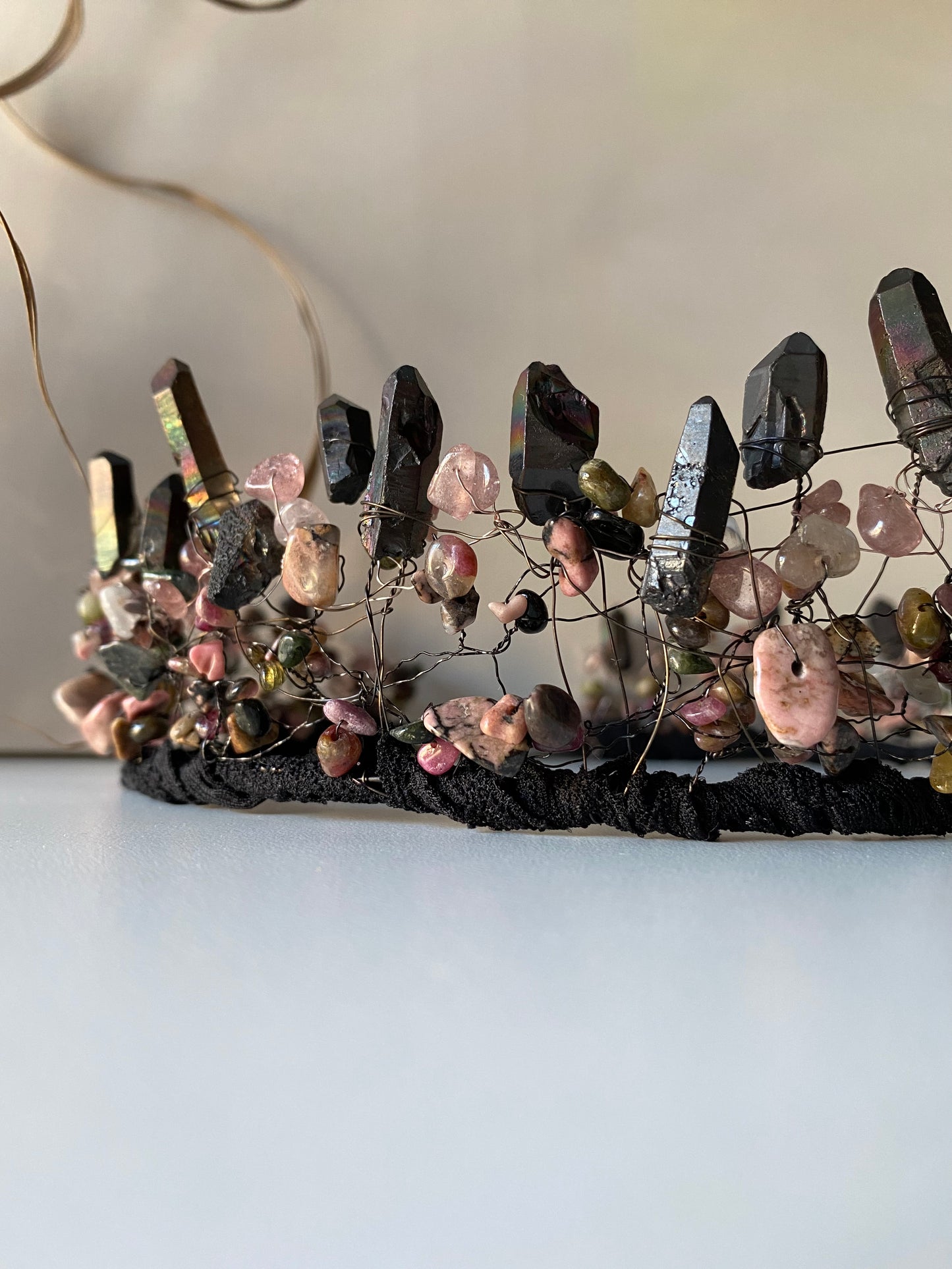 Kronis no dabīgā akmens pērlēm, melni rozīgs