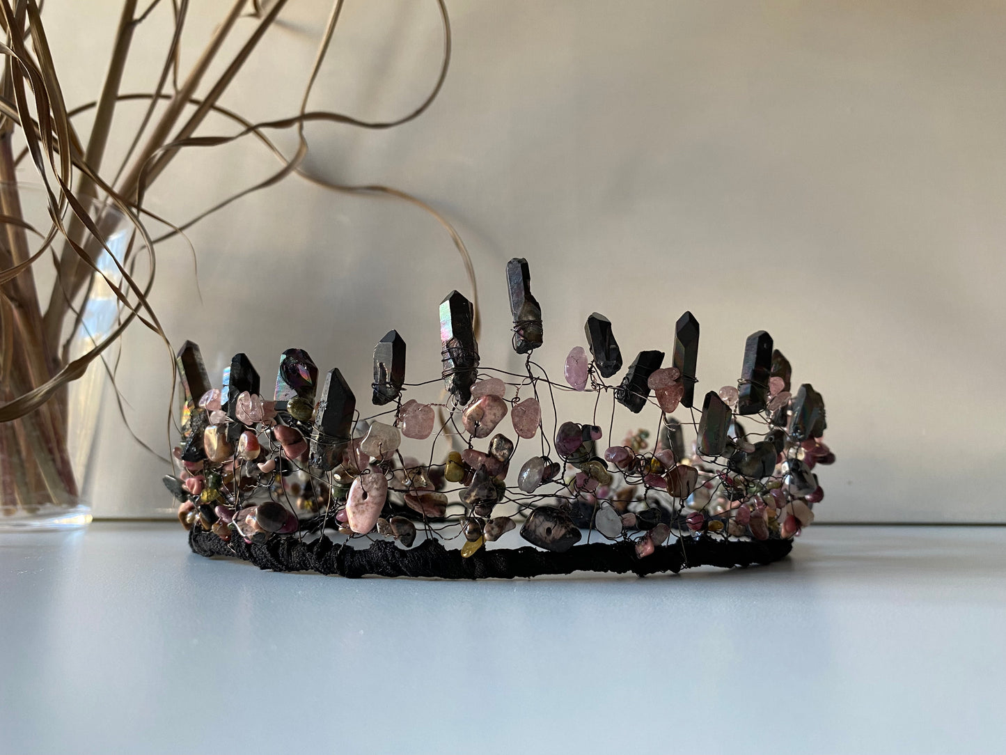 Kronis no dabīgā akmens pērlēm, melni rozīgs