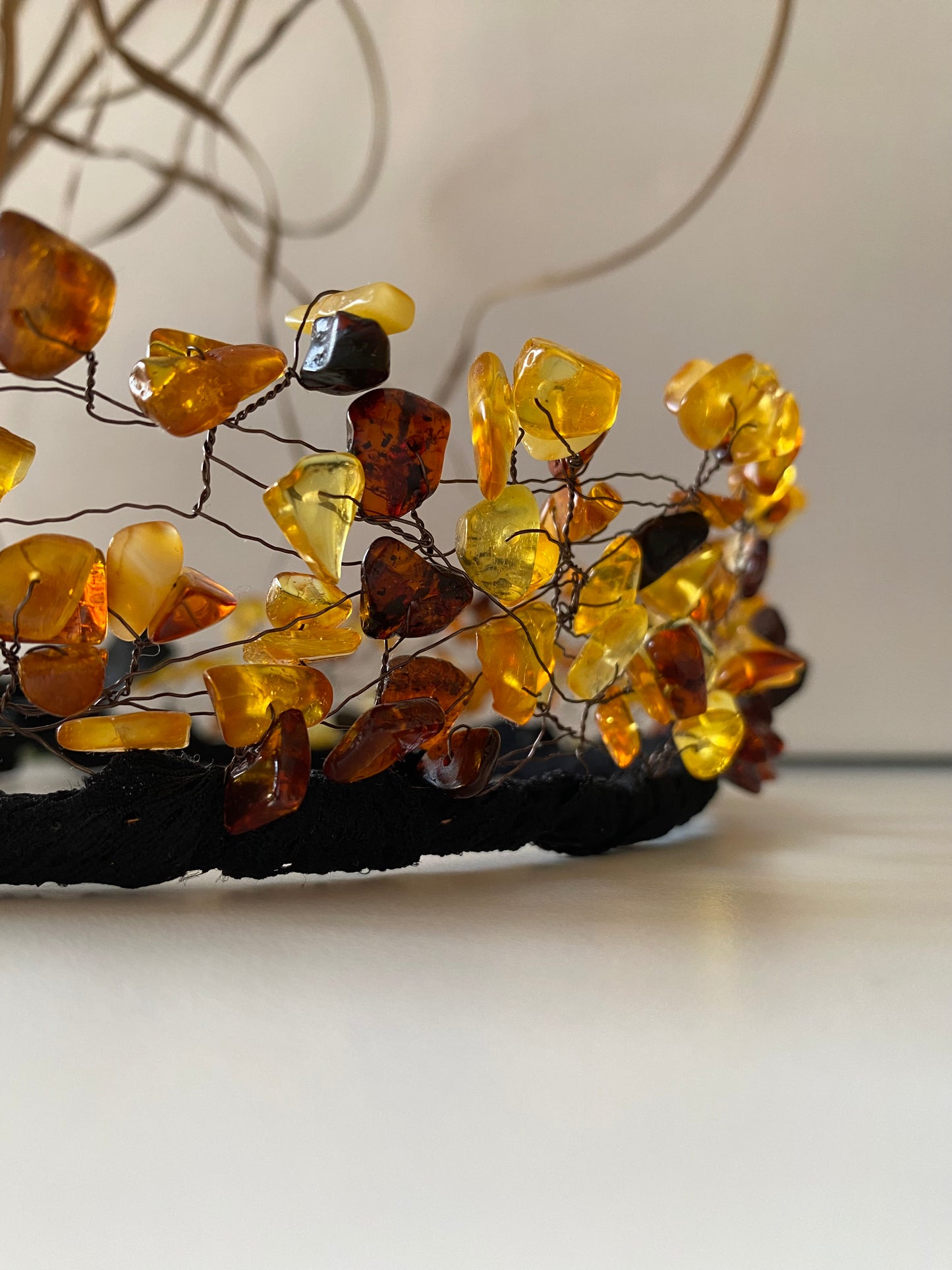 Stikla pērļu kronis no kopala (priežu sveķu) pērlēm. Dažādi oranži-brūnie, kā arī tumši brūnie toņi uz melnas pamatnes, sasienams
