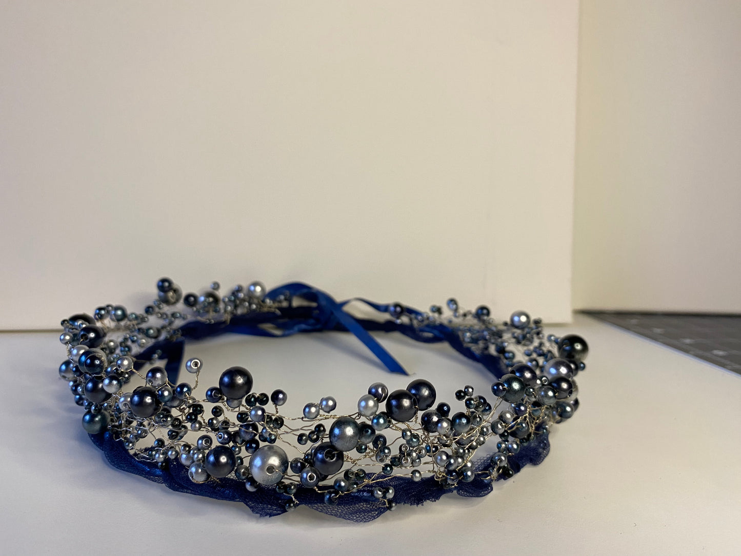 Pērlu kronis no tumšī zilām un sudraba akrila pērlēm, sasienams