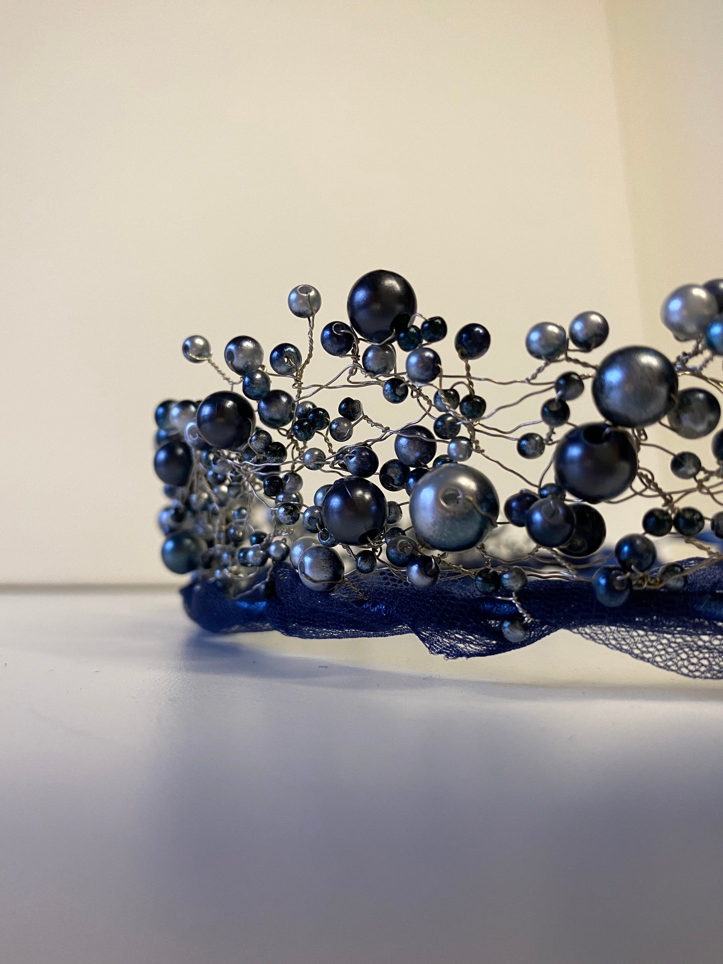 Pērlu kronis no tumšī zilām un sudraba akrila pērlēm, sasienams