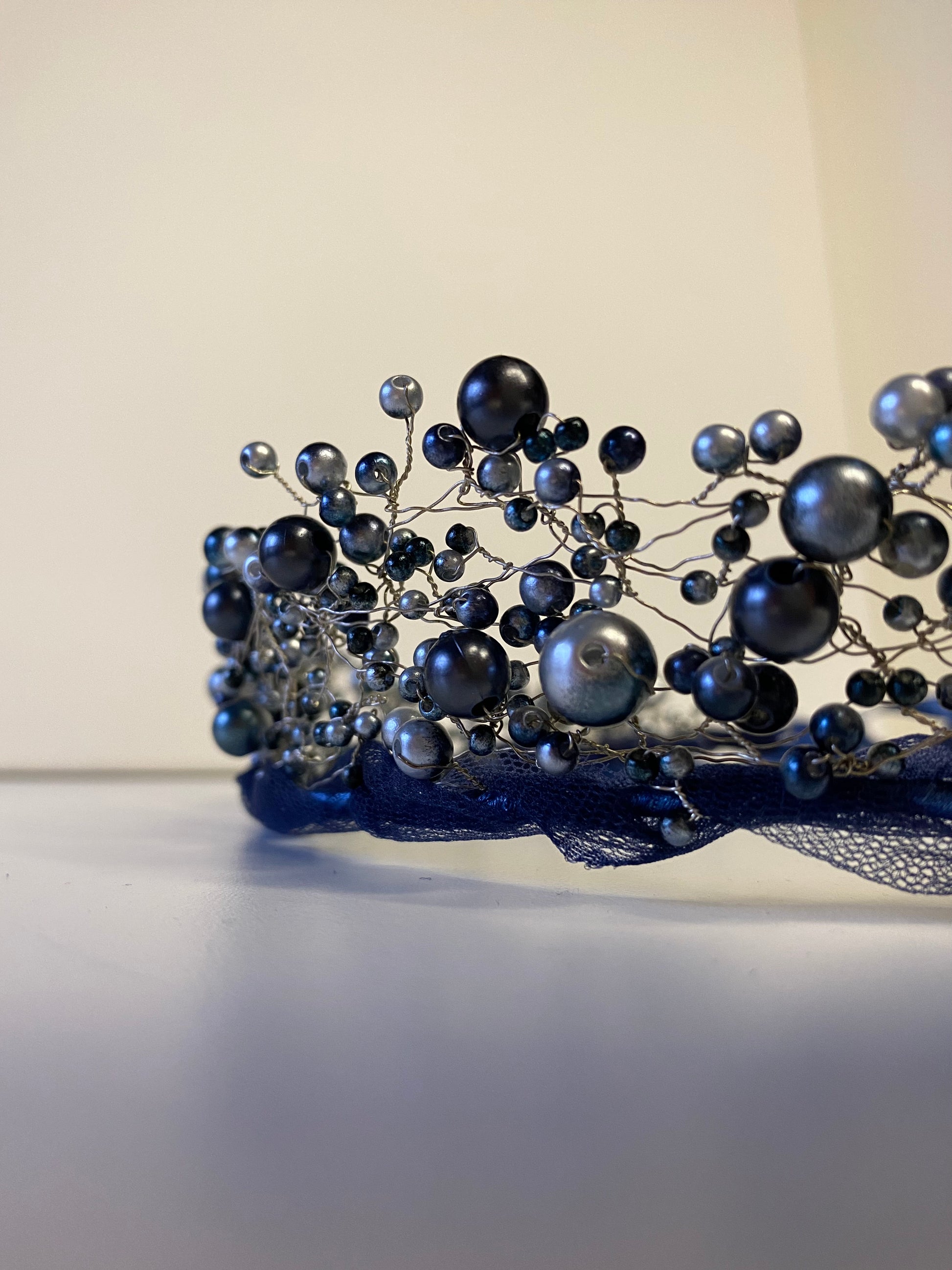 Pērlu kronis no tumšī zilām un sudraba akrila pērlēm, sasienams