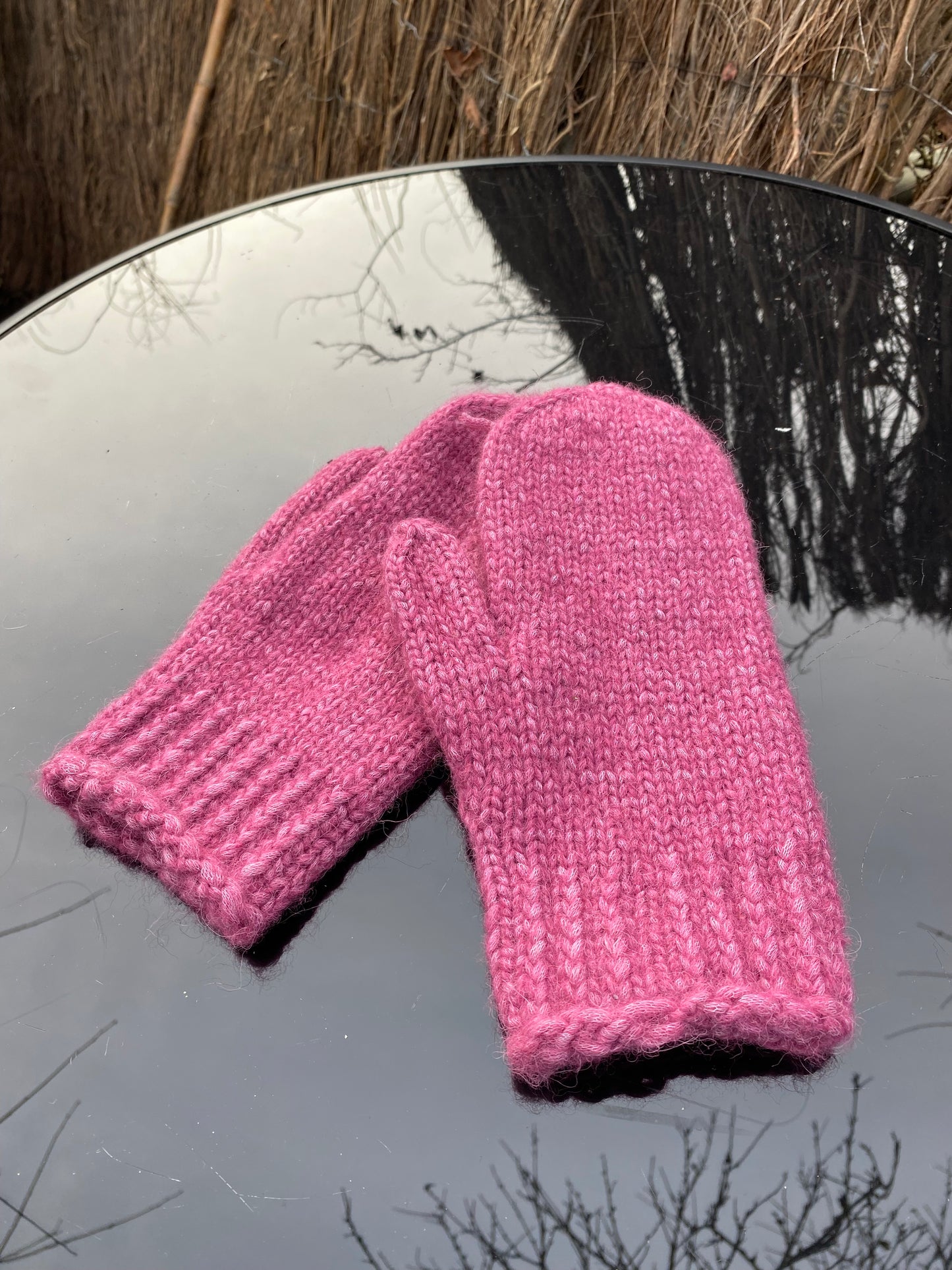 Klasiskie pieaugušo cimdiņi ar anatomisko īkšķi, koši rozā no alpakas dzijas