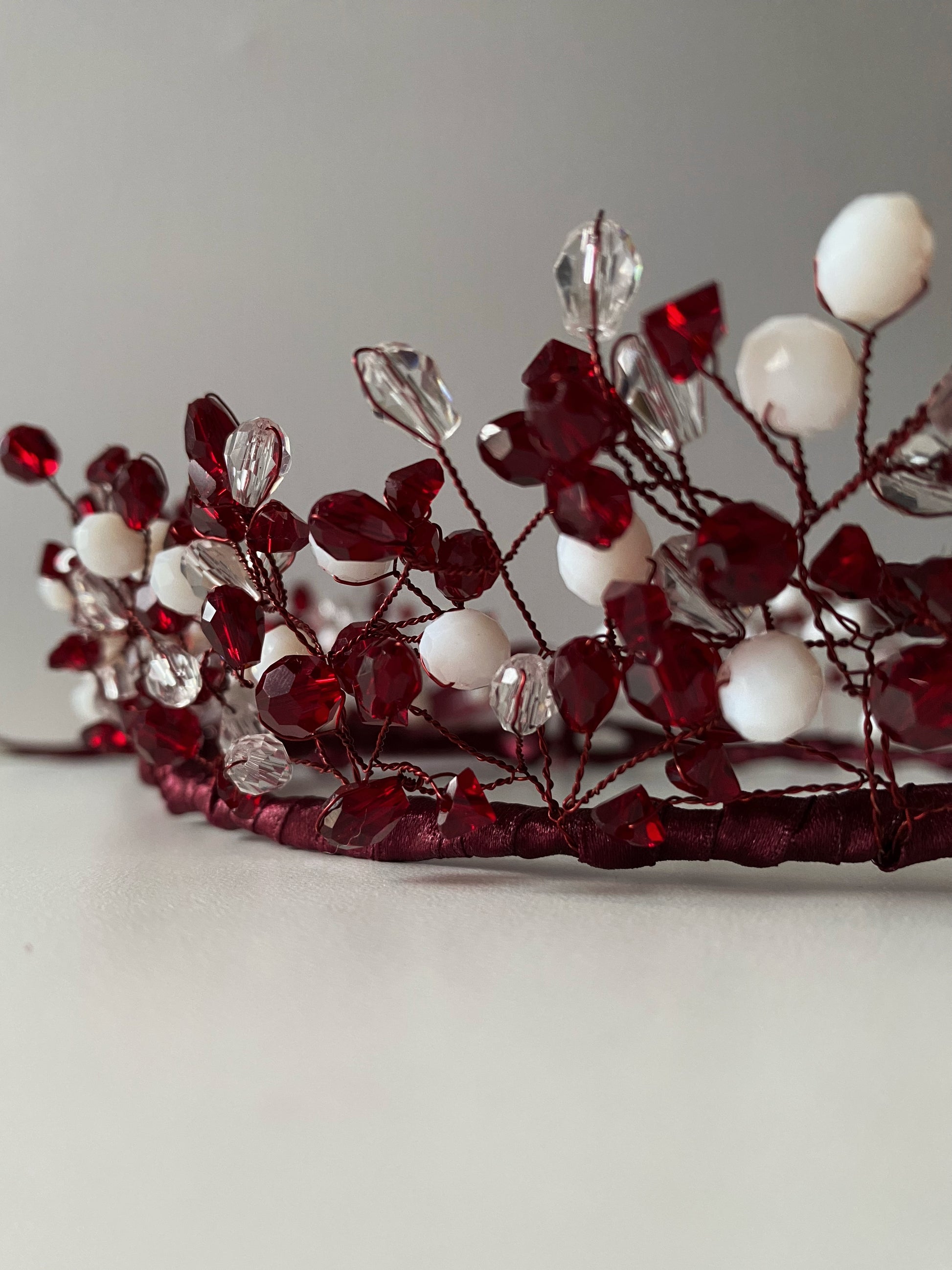 Stikla pērļu kronis sarkanbaltos latviskos toņos